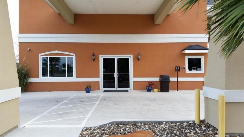 Belmont Inn And Suites Beeville Exterior foto
